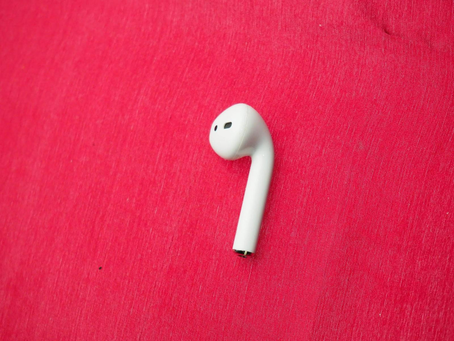 Apple a2031 Left Bluetooth Earbud Only & Working