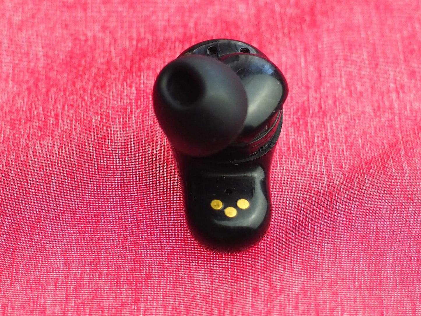 Bose Quietcomfort Ultra Right Earbud AND WILL NOT WORK AS A PAIR WITH ANOTHER
