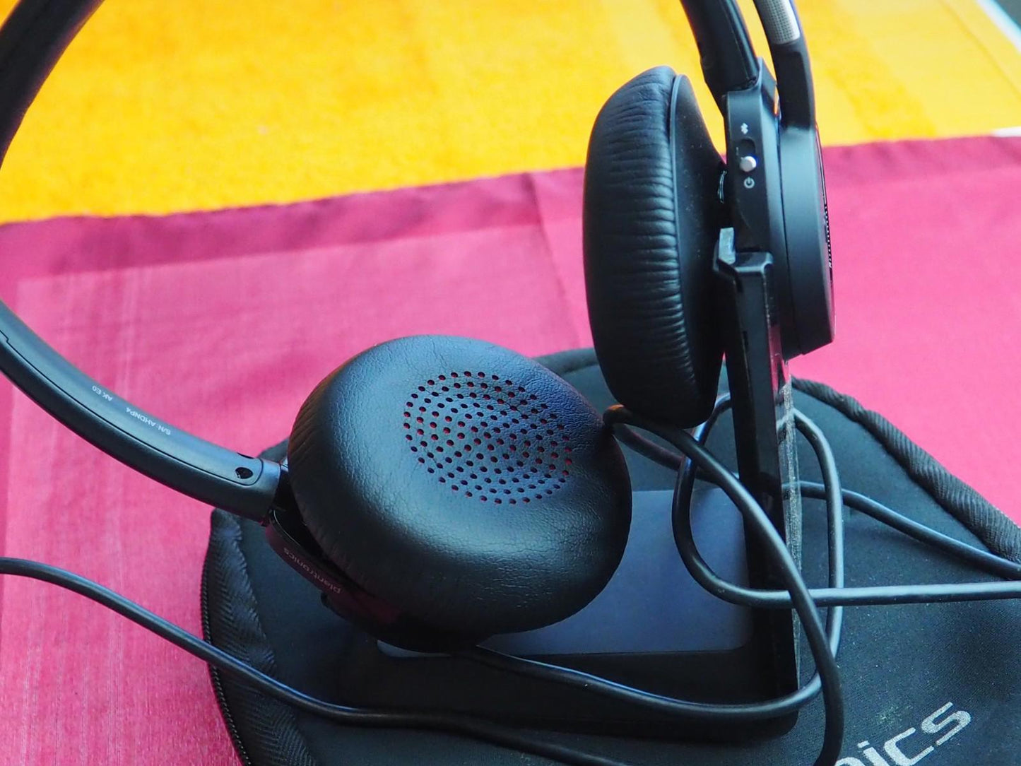 Planctronics Headset Model B825 In case + STAND