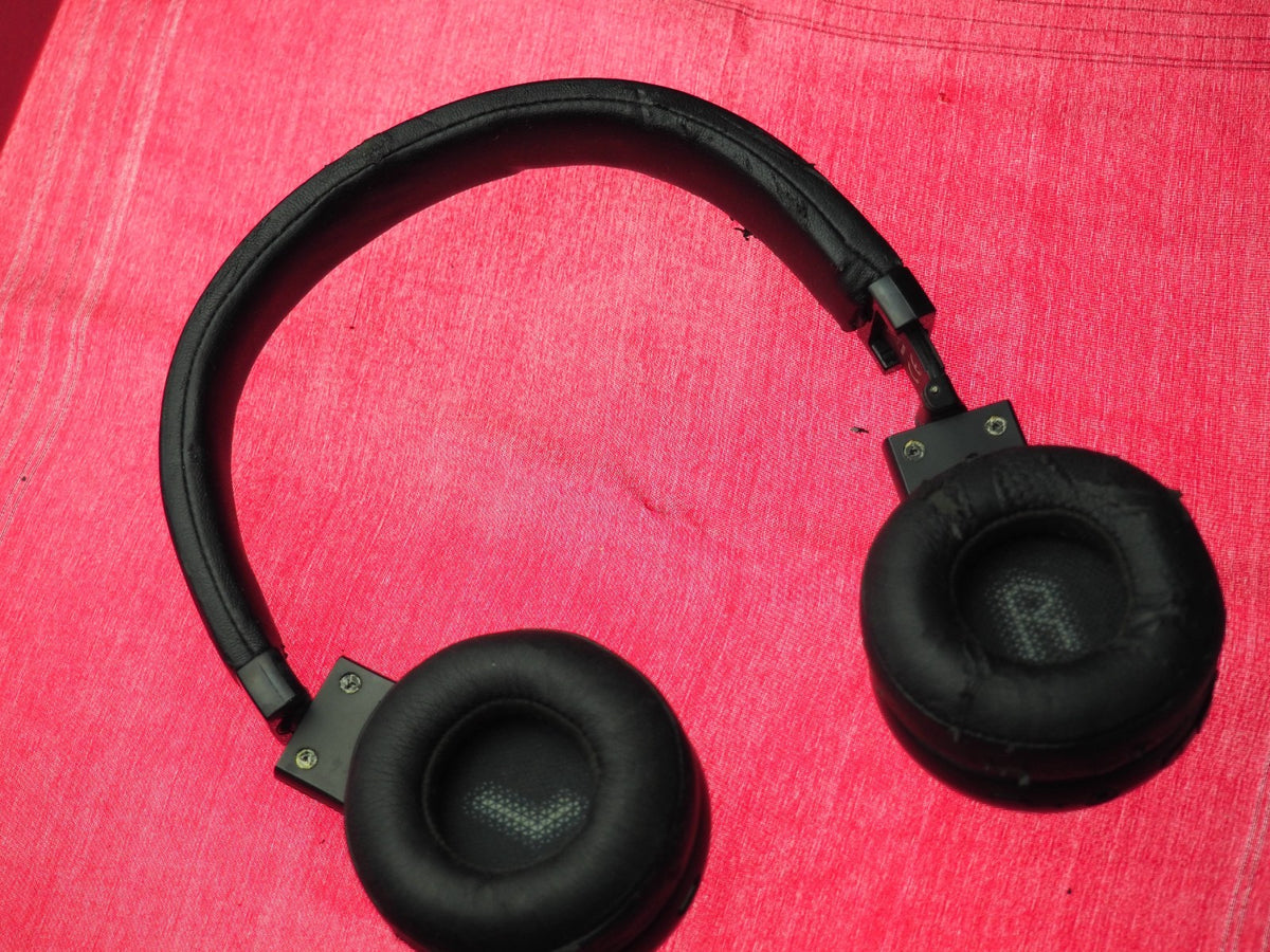 JBL C45BT Bluetooth Headphones & Fully Working But Snapped