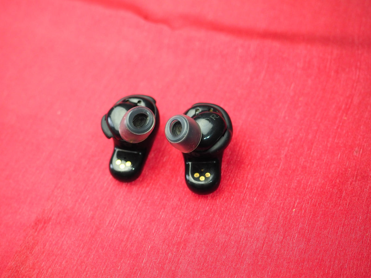 Bose Quietcomfort 2 ii Case Left Right Earbud Only & Right is Broken