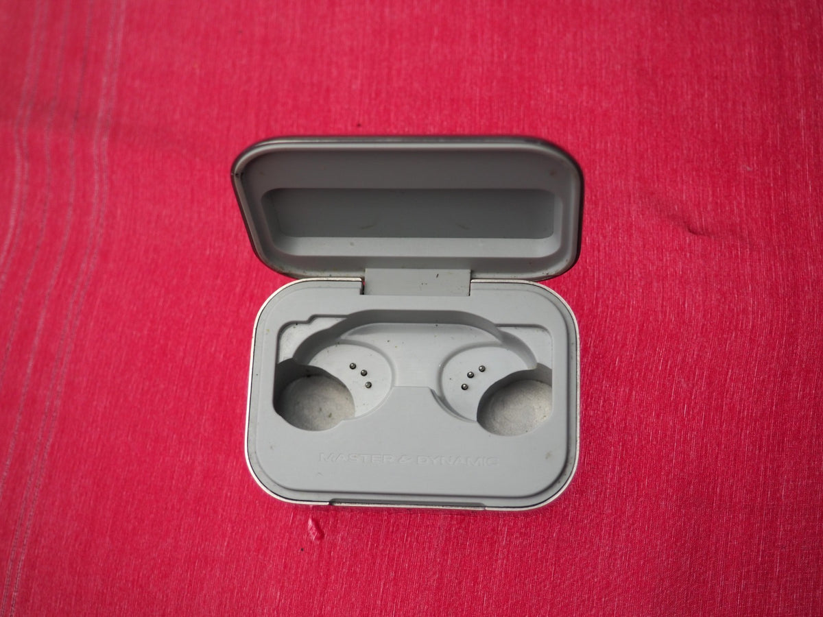 Master & Dynamic CABFBPW1YG0361 Case Only & Working