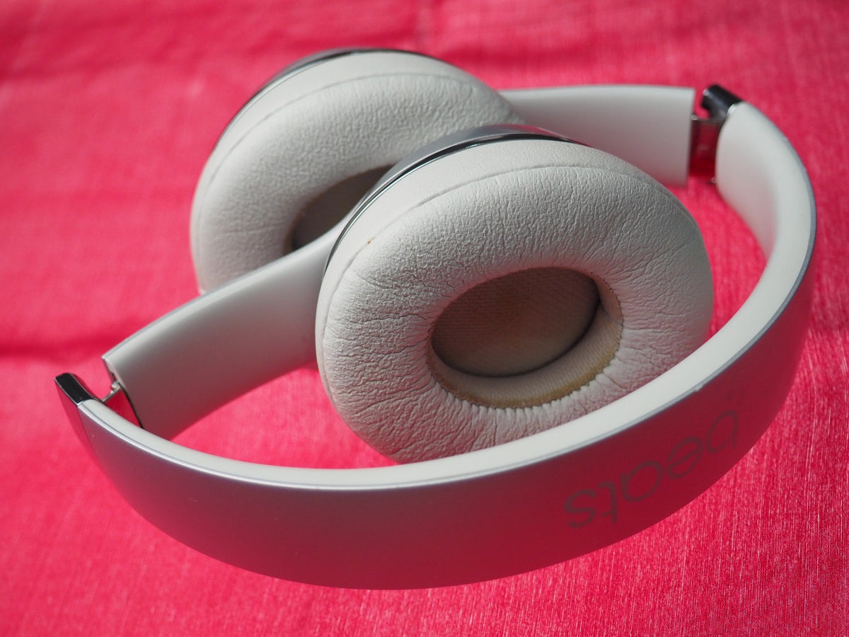 Beats Solo 3 Silver Bluetooth Headphones & NOT Working