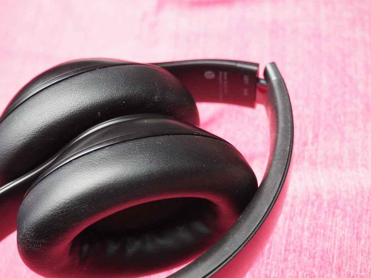 Beats Studio Pro Black Bluetooth Headphones & NOT Working