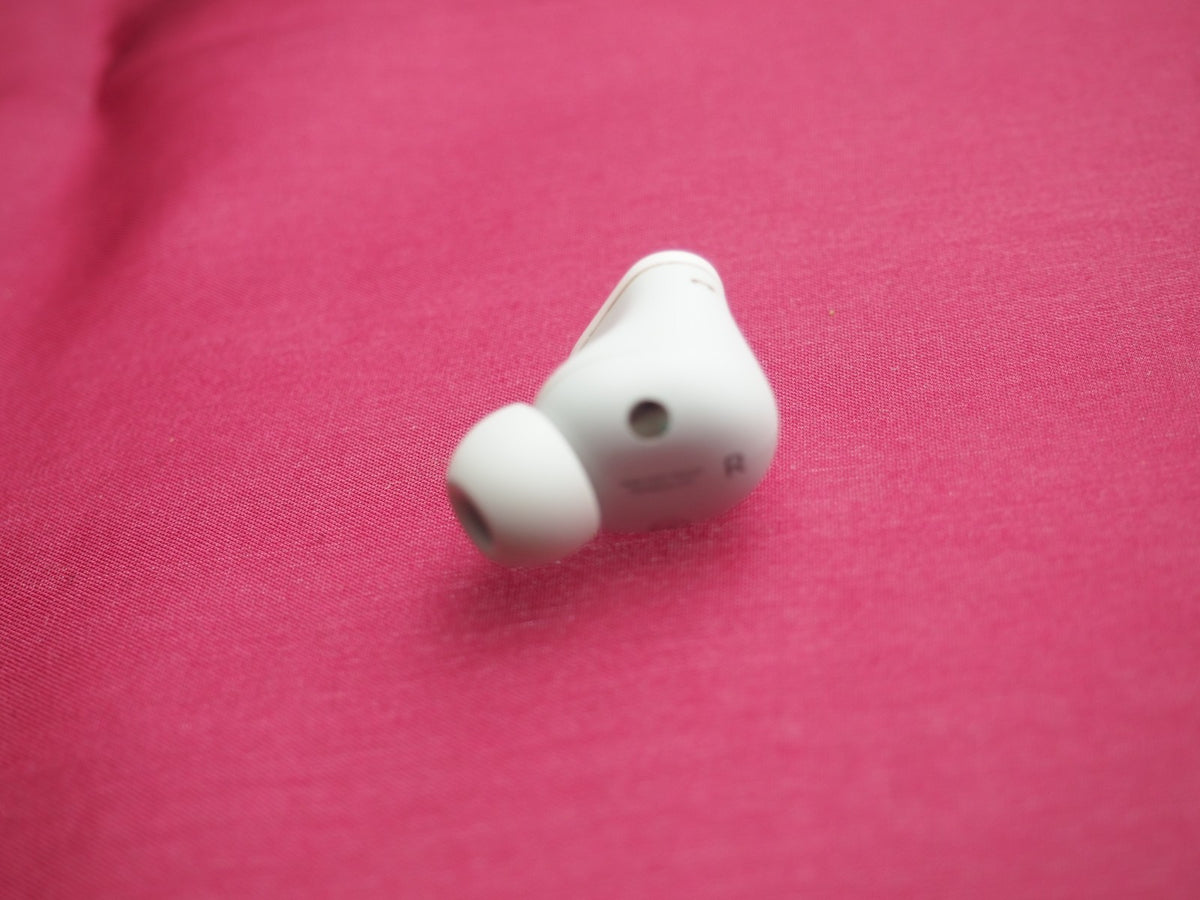 Beats Studio Buds White Right Bluetooth earbud Only & Working