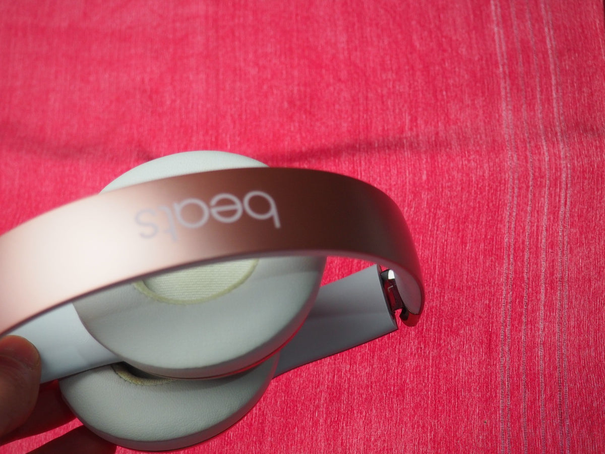 Beats Solo 3 Red & White Bluetooth Headphones & NOT Working