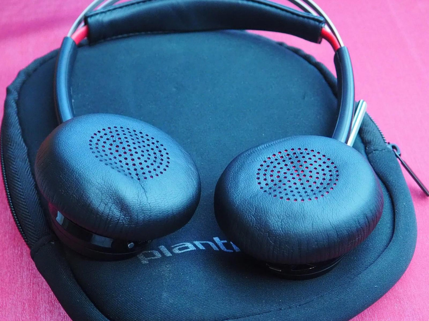 Planctronics Headset Model B825 In case + STAND