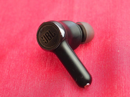 JBL Qauntum Right Bluetooth earbud Only & Working