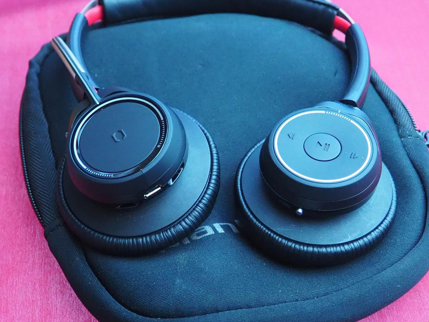 Planctronics Headset Model B825 In case + STAND