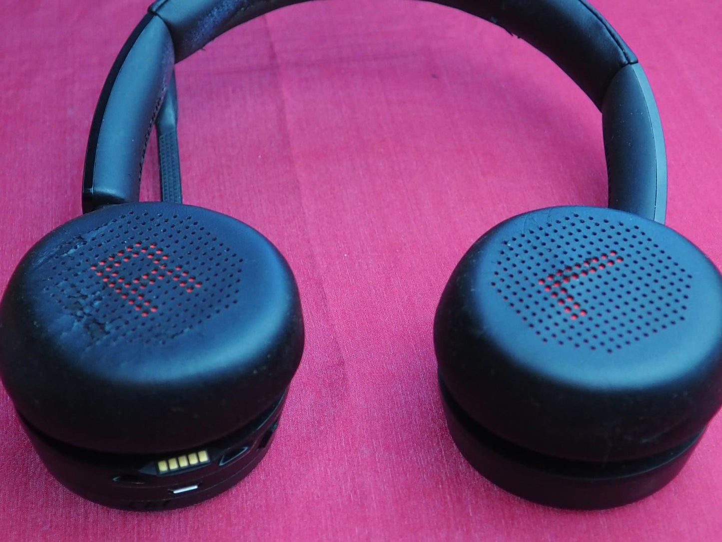 Plantronics Voyager Focus UC Headset Model Voyager 4220 + STAND (No Dongle)