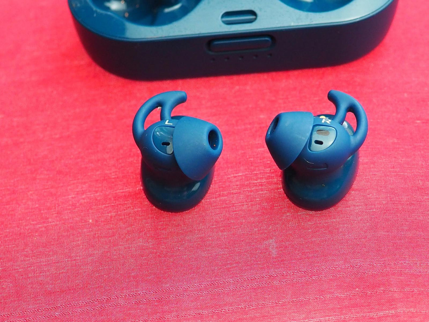 Bose Sport Bluetooth Earbuds & Working(buds wont charge properly)