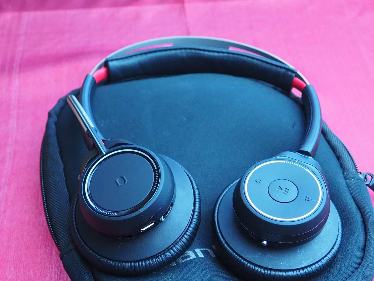 Planctronics Headset Model B825 In case + STAND