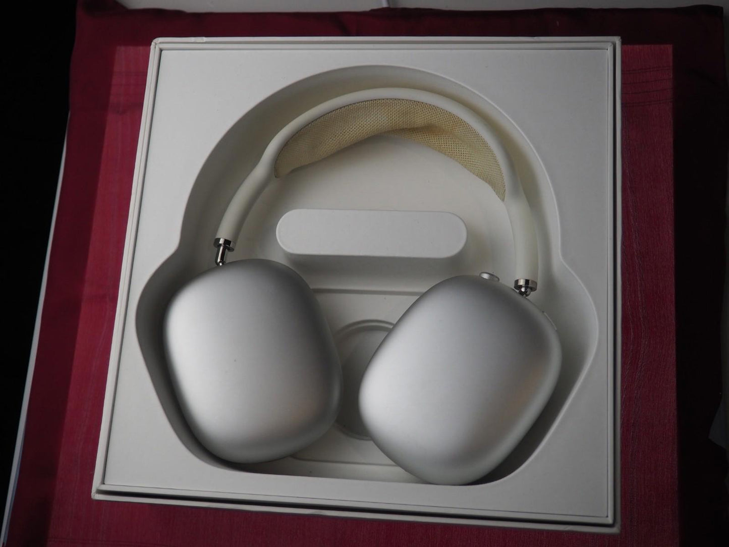 Genuine  Apple Max A2096 Bluetooth Headphones & Not Working