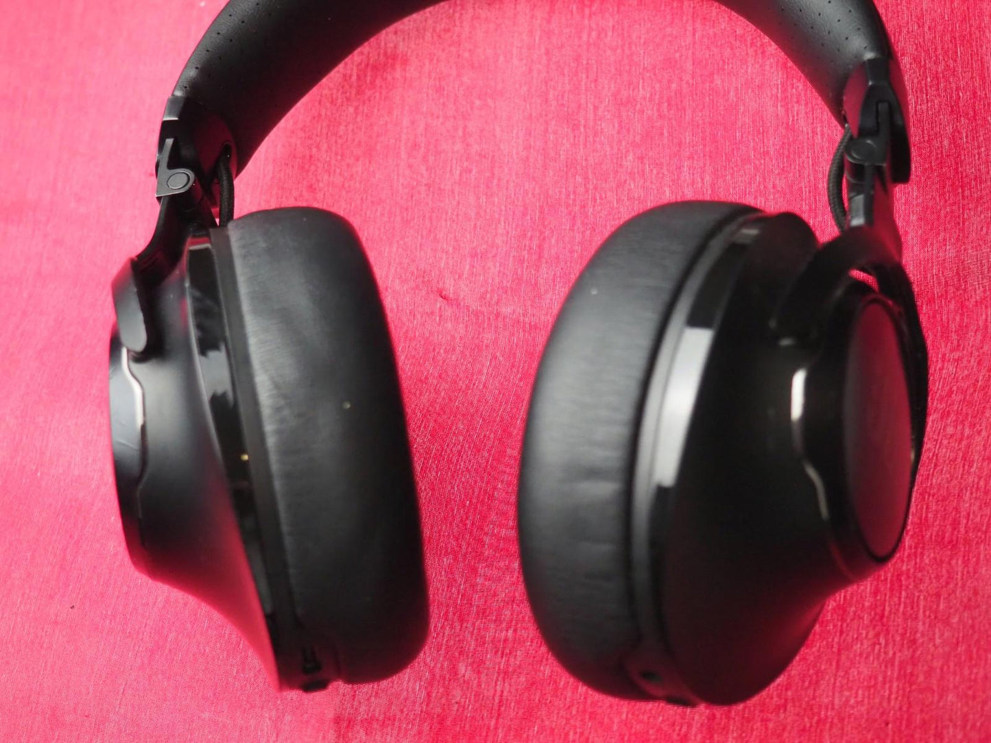 JBL Club 950 NC Bluetooth headphones