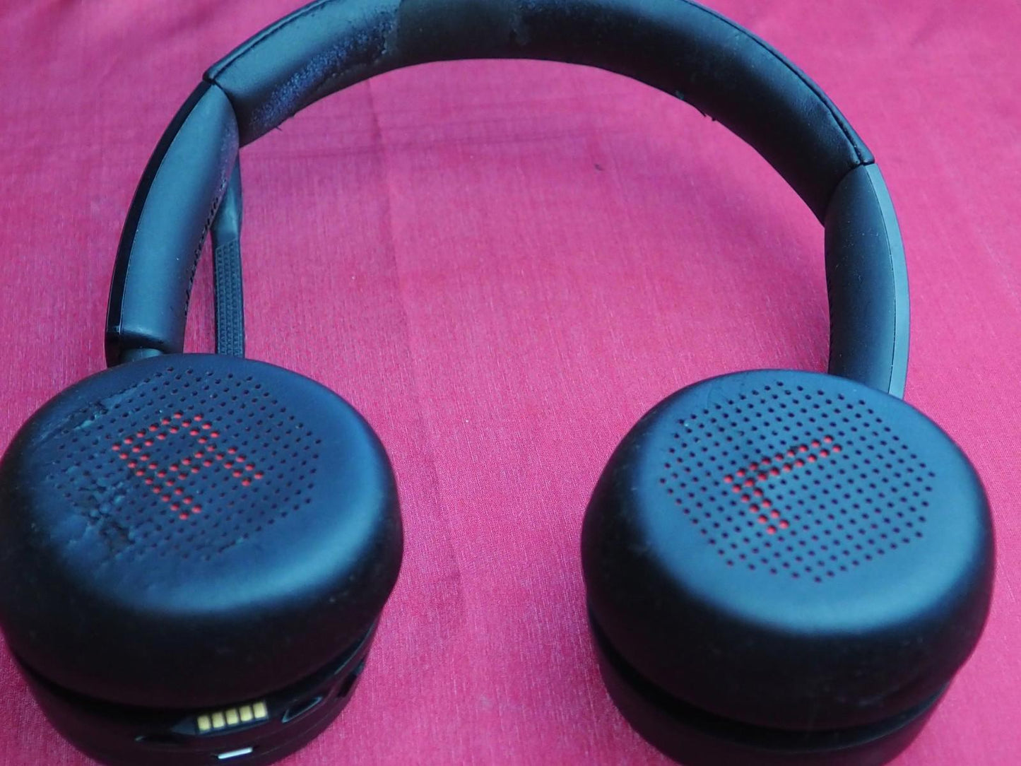 Plantronics Voyager Focus UC Headset Model Voyager 4220 + STAND (No Dongle)