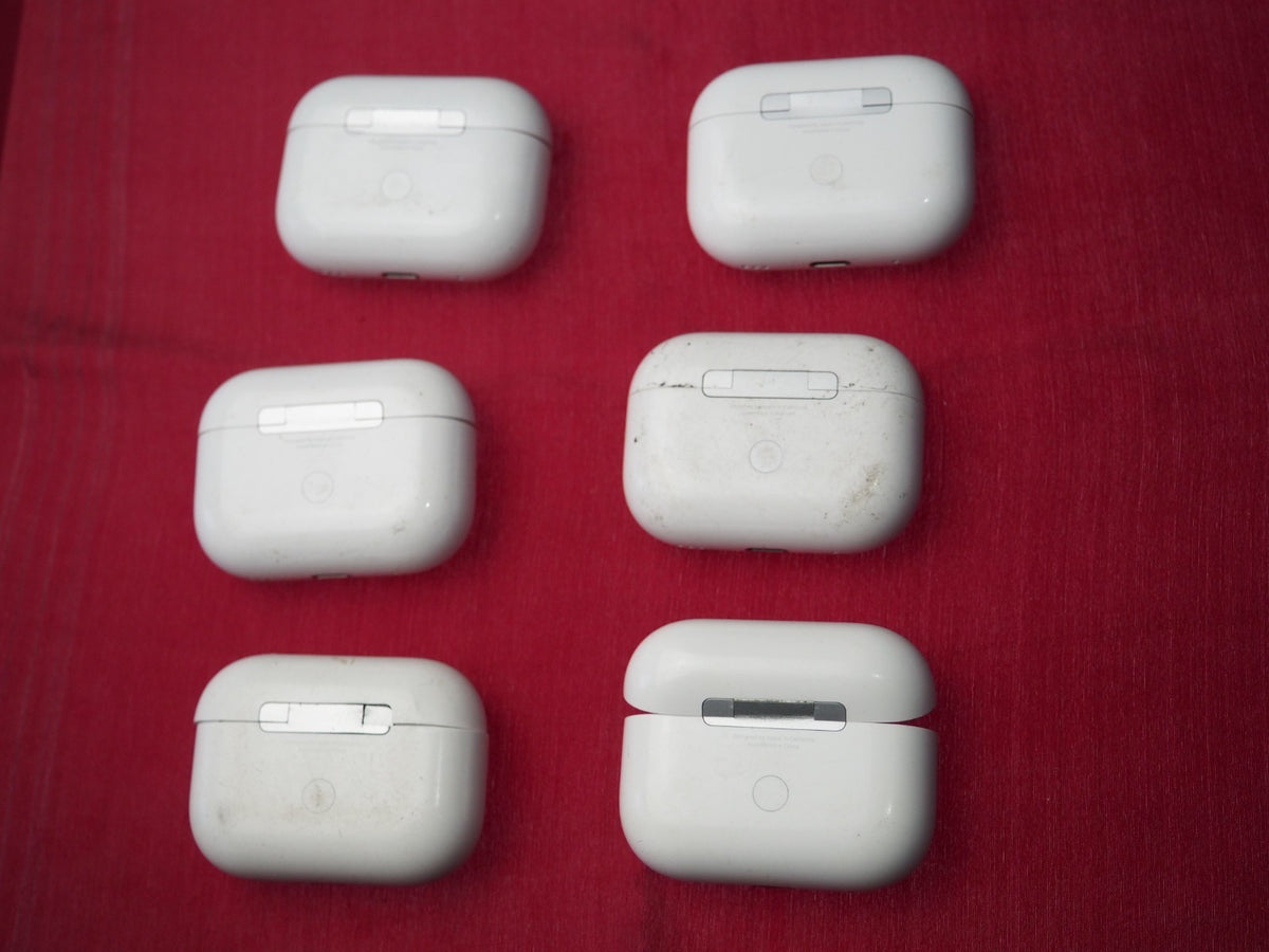 Apple Airpods Pro 2 (A2700) Charging Case Only & Working But Damaged