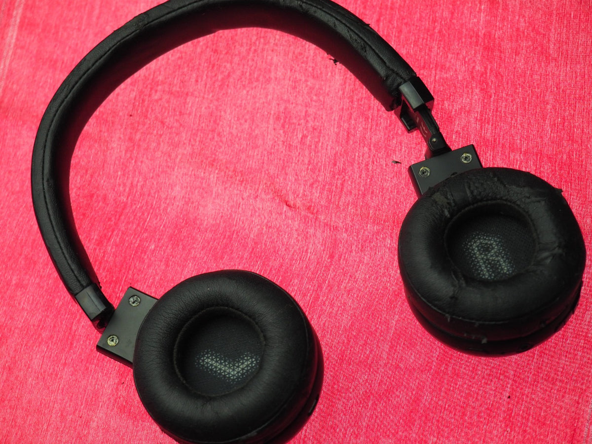 JBL C45BT Bluetooth Headphones & Fully Working But Snapped