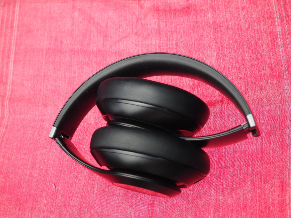 Beats Studio Pro Black Bluetooth Headphones & NOT Working