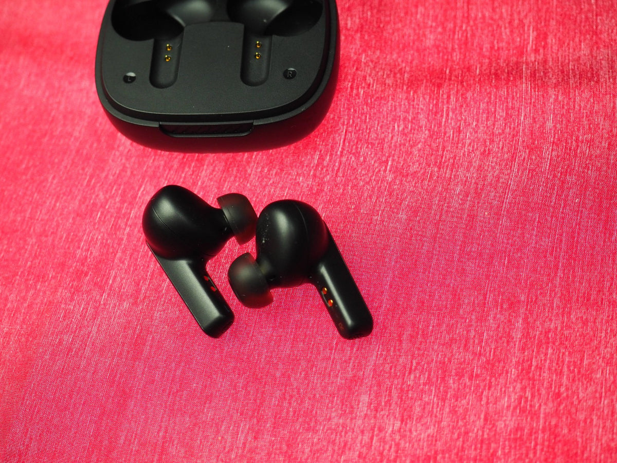 JBL Live Pro 2 Bluetooth Earbuds Only & Working