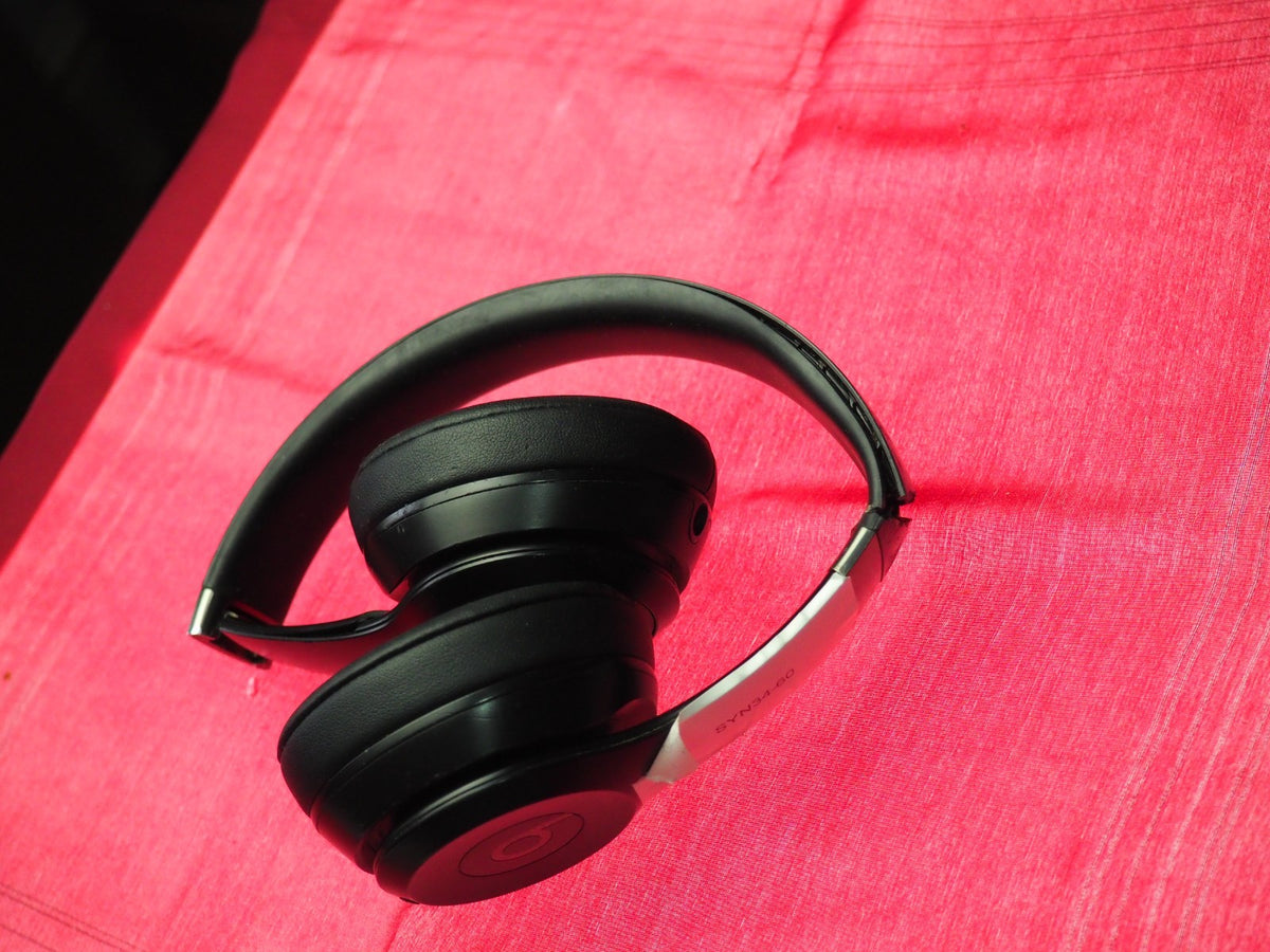 Beats Solo 4 Bluetooth Headphones & Working But Damaged