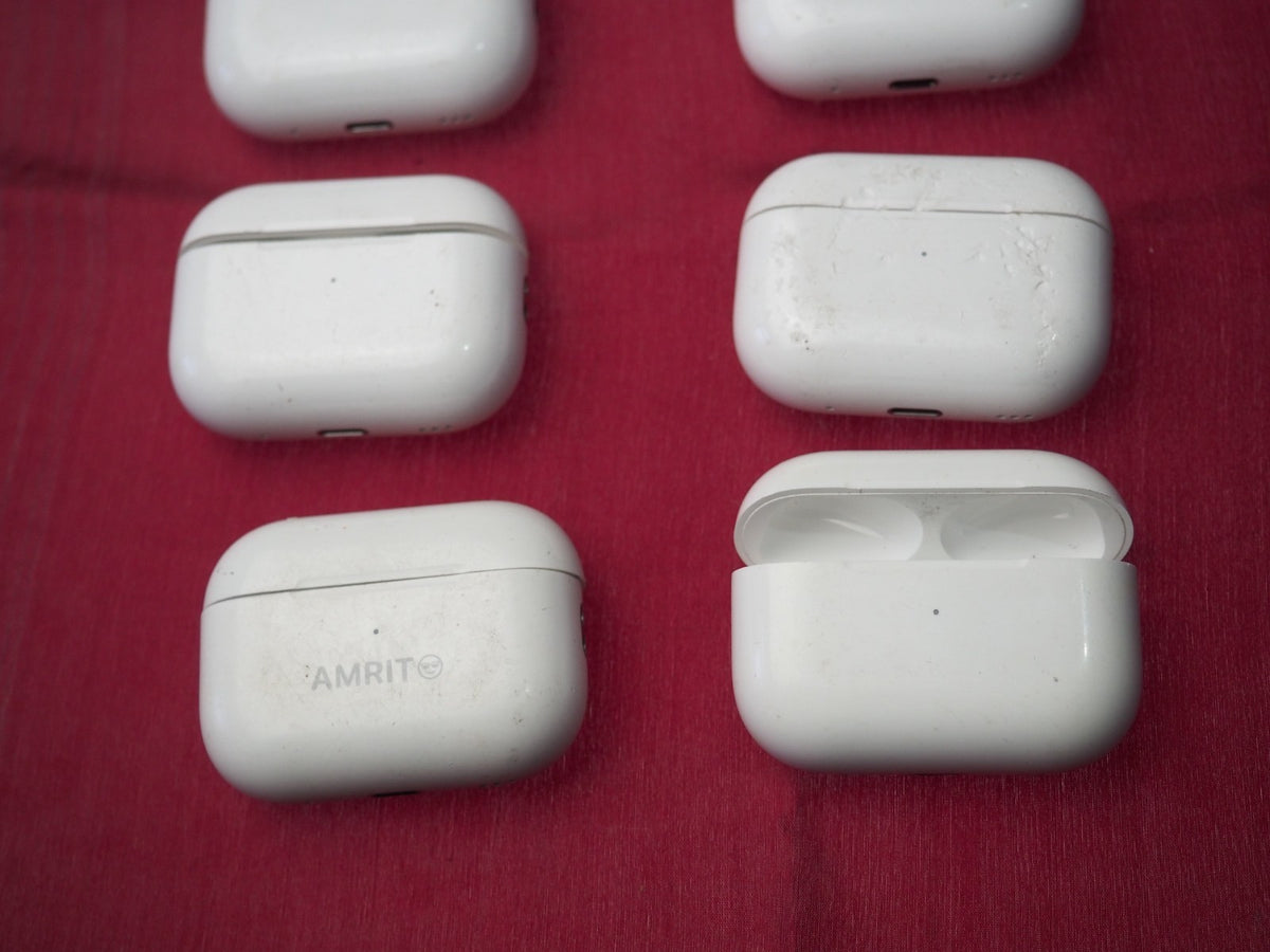 Apple Airpods Pro 2 (A2700) Charging Case Only & Working But Damaged