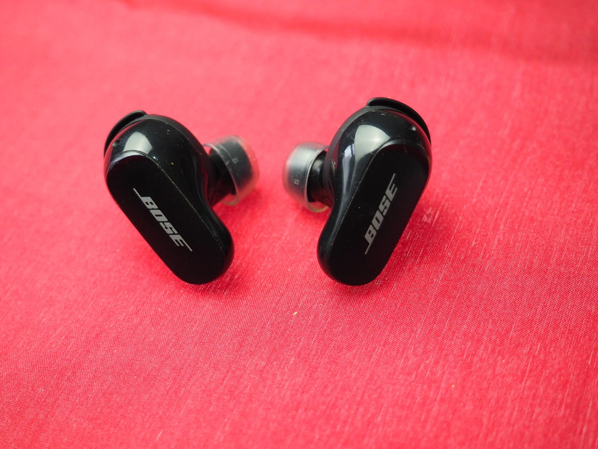 Bose Quietcomfort 2 ii Case Left Right Earbud Only & Right is Broken