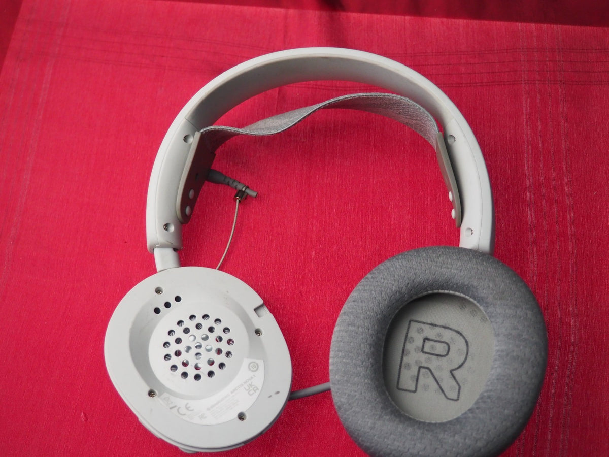 Steelseries Arctis Nova 1 Wired Headset Missing one Earpad