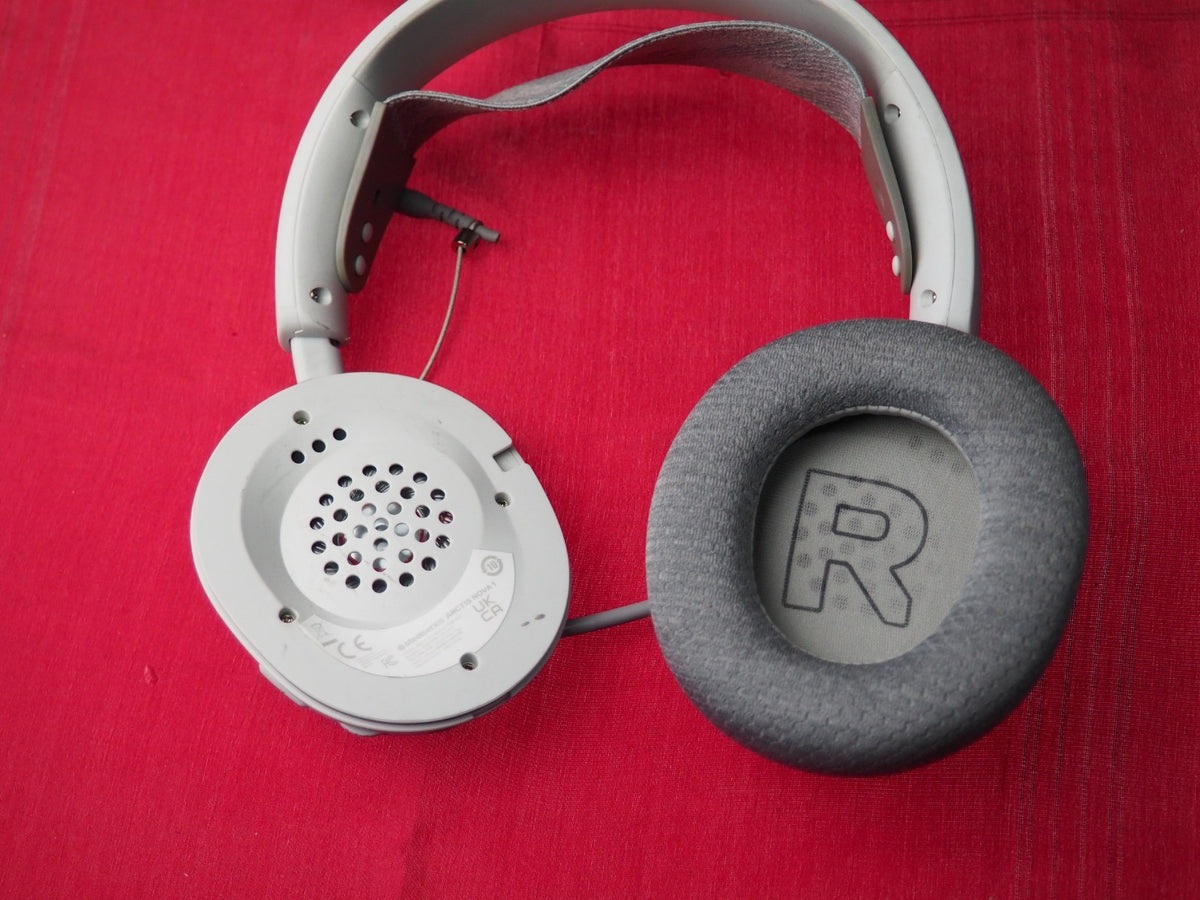 Steelseries Arctis Nova 1 Wired Headset Missing one Earpad
