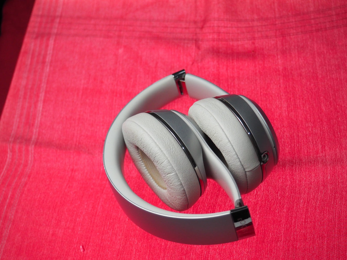 Beats Solo 3 Silver Bluetooth Headphones & NOT Working