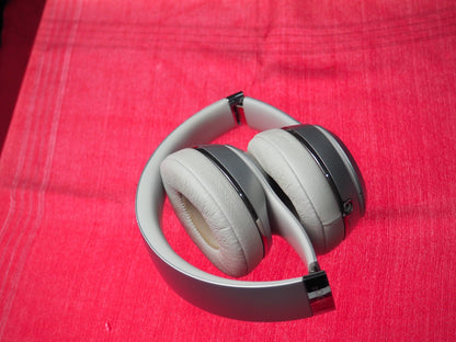 Beats Solo 3 Silver Bluetooth Headphones & NOT Working