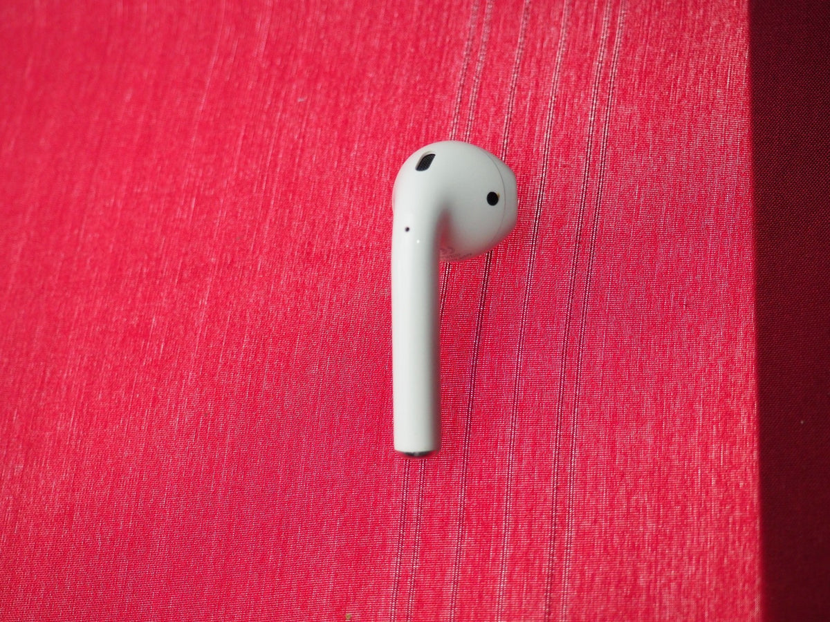 Apple Airpods Right (A2032)  Bluetooth Earbud Only & Working