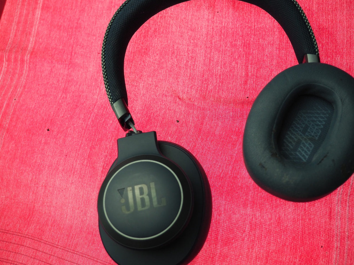 JBL Live 650 Bluetooth Headphones & Fully Working But Snapped