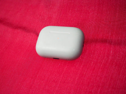 Genuine Apple Airpods Pro 2 (A2700) Wireless Charging Case & Working