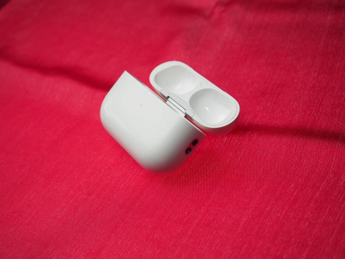 Genuine Apple Airpods Pro 2 (A2700) Wireless Charging Case & Working
