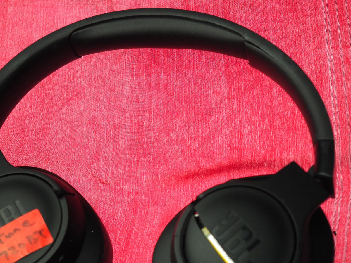 JBL TUNE 720NC Bluetooth Headphones Cracks