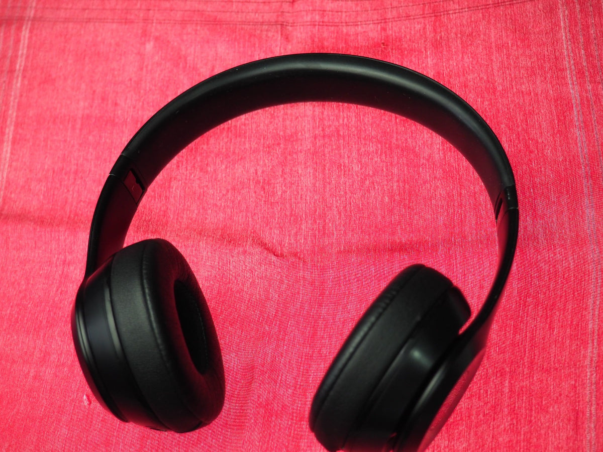 Beats Solo 3 Black Bluetooth Headphones & Only One Side Works