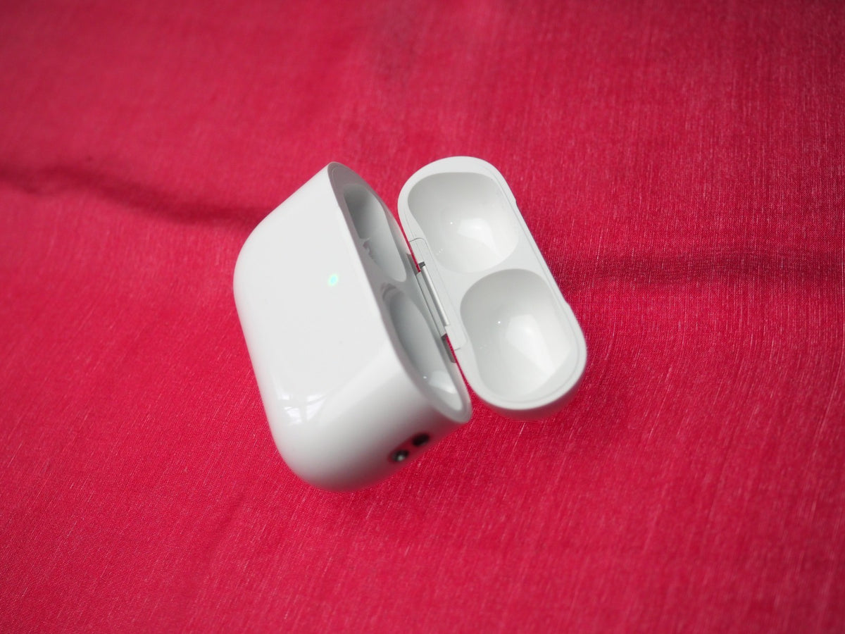 Genuine Apple Airpods Pro 3 (A3122) Wireless Charging Case & NOT Working