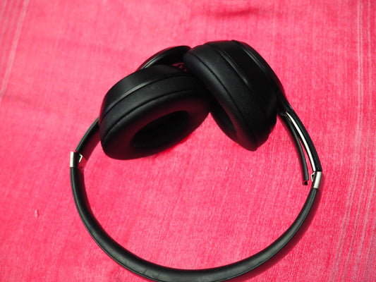 Beats Solo 4 Bluetooth Headphones & Only One Side Works + Damage