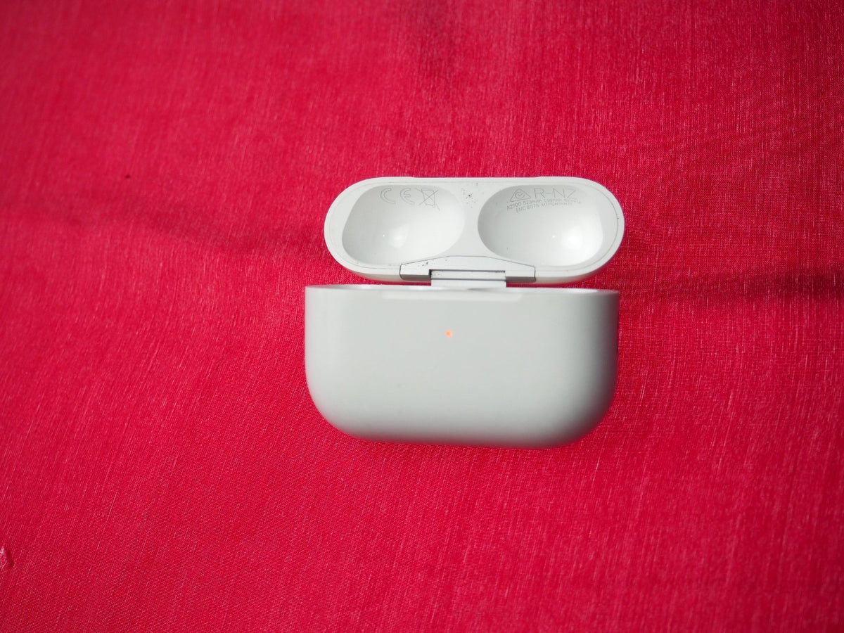 Genuine Apple Airpods Pro 2 (A2700) Wireless Charging Case & Working