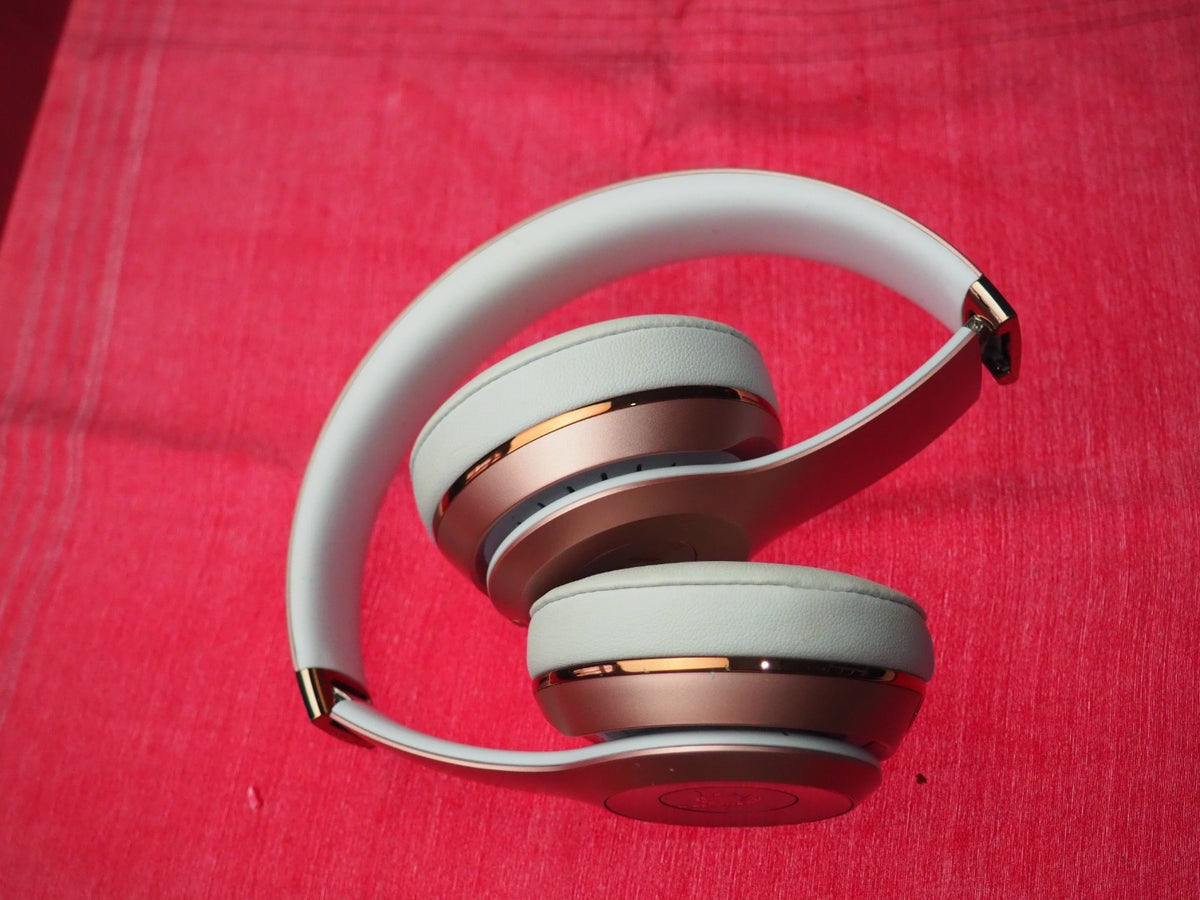 Beats Solo 3 Red & White Bluetooth Headphones & NOT Working