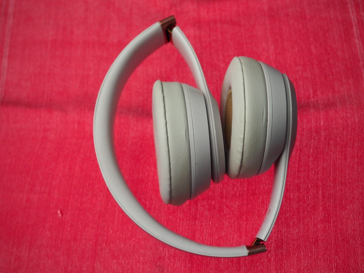 Beats Solo 4 Lilac Bluetooth Headphones & NOT Working