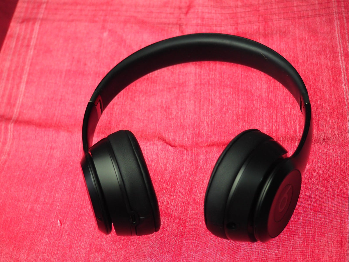 Beats Solo 4 Black Bluetooth Headphones & Only One Side Works