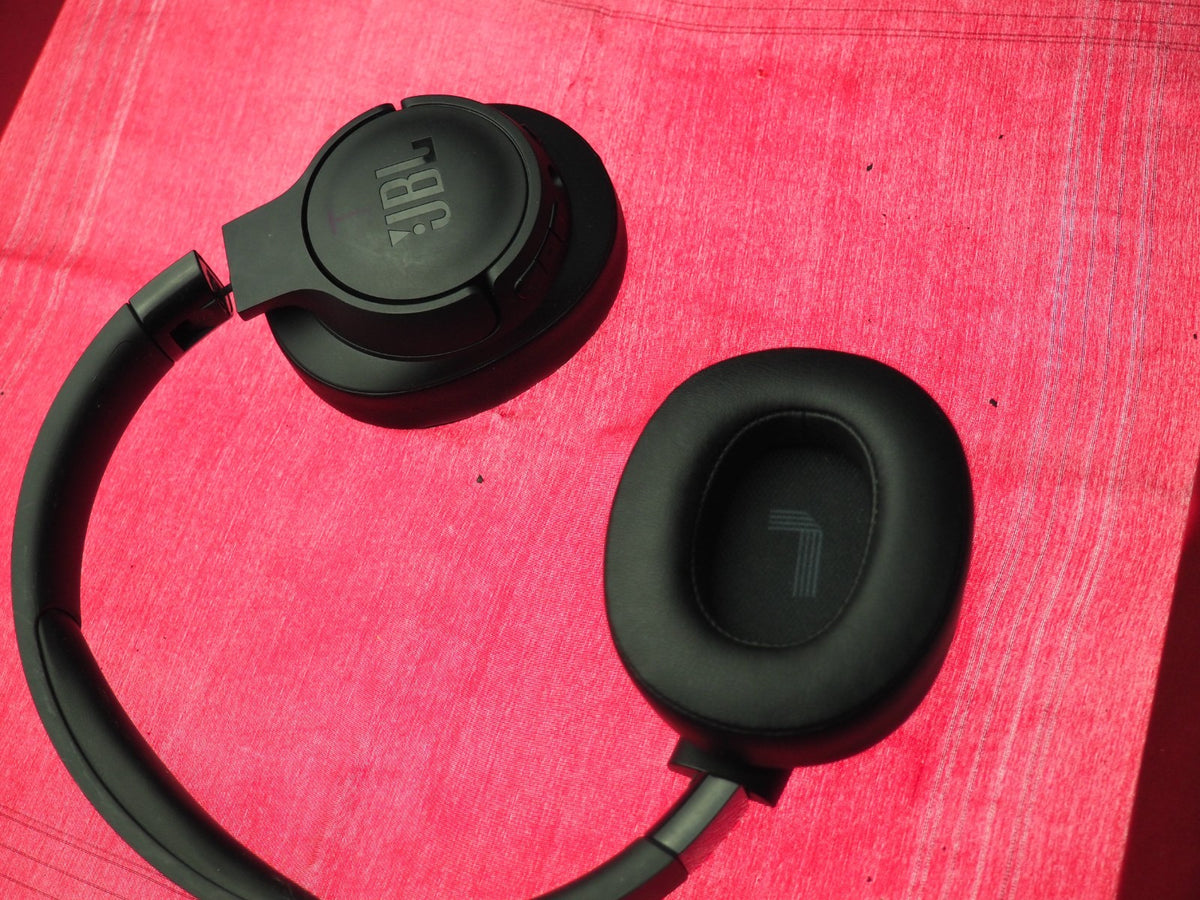 JBL Tune720 Bluetooth Headphones & Fully Working But Snapped