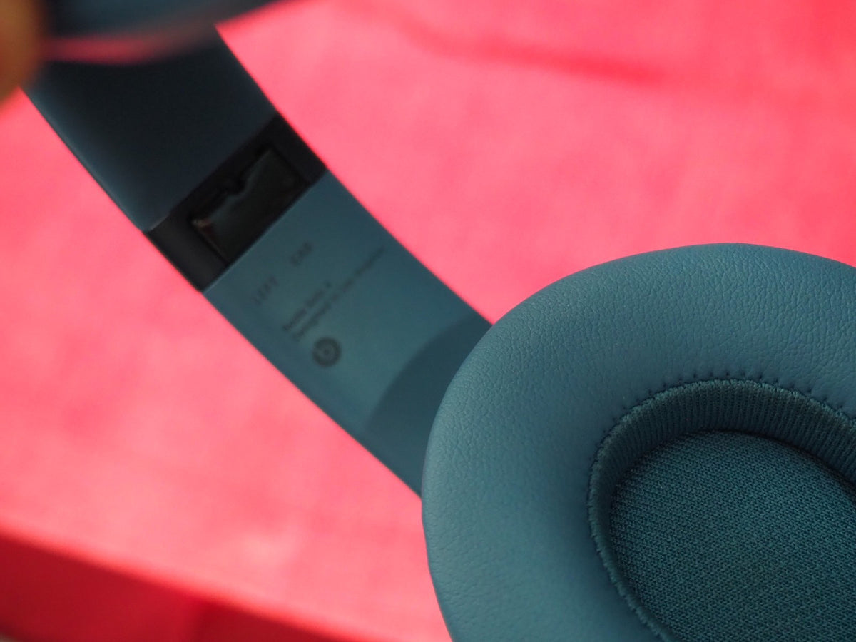 Beats Solo 4 Blue Bluetooth Headphones & Only One Side Works