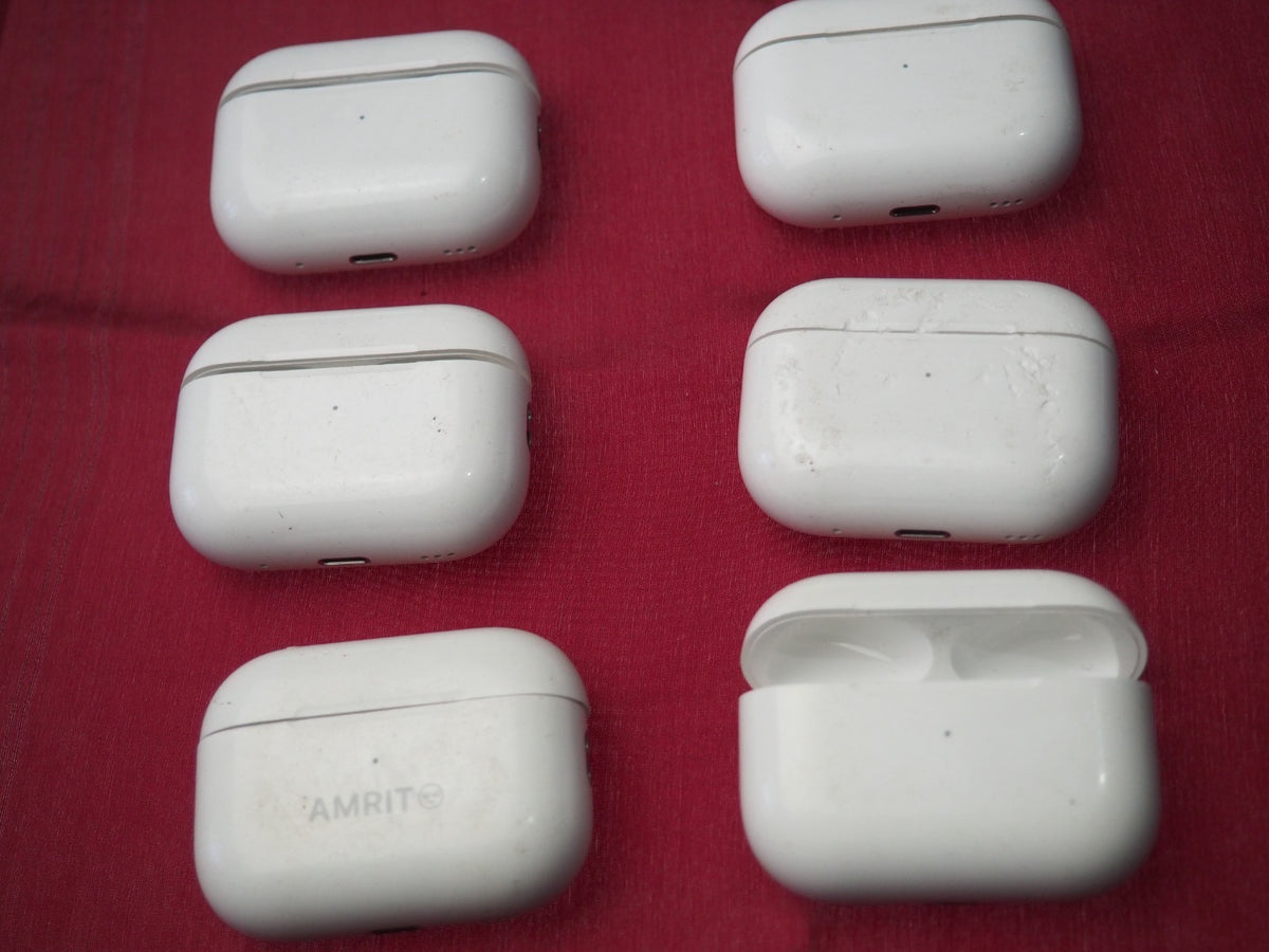 Apple Airpods Pro 2 (A2700) Charging Case Only & Working But Damaged