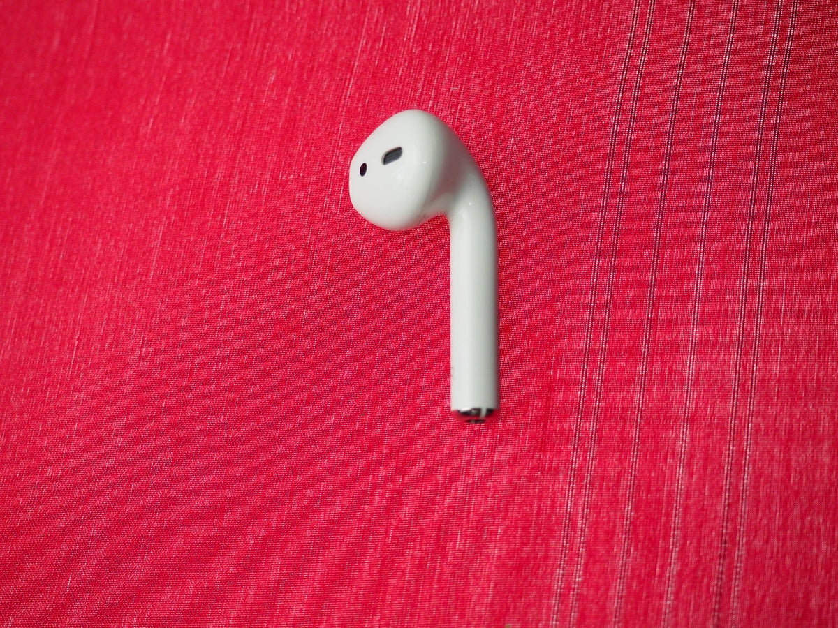 Apple Airpods Right (A2032)  Bluetooth Earbud Only & Working