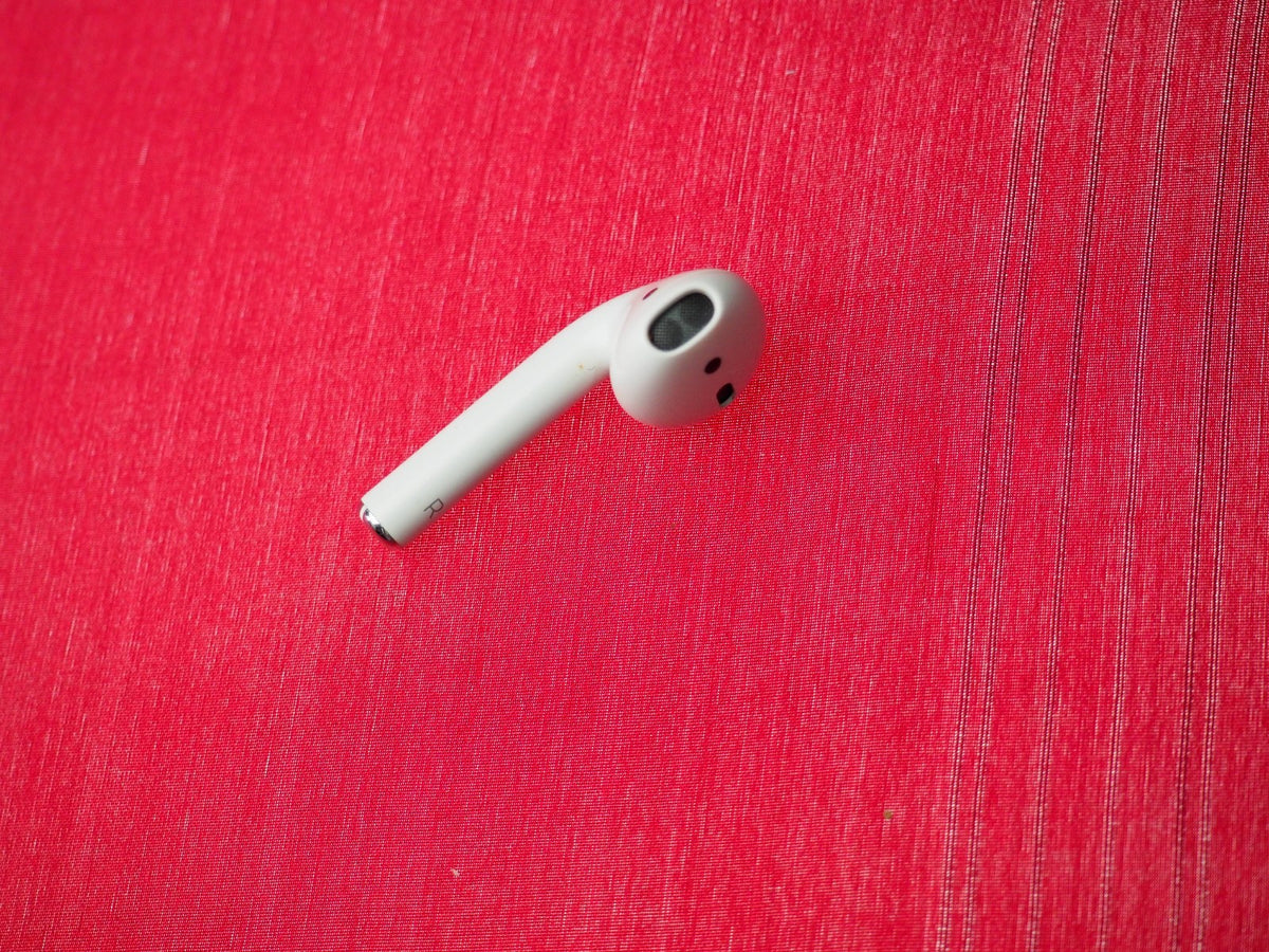 Apple Airpods Right (A2032)  Bluetooth Earbud Only & Working