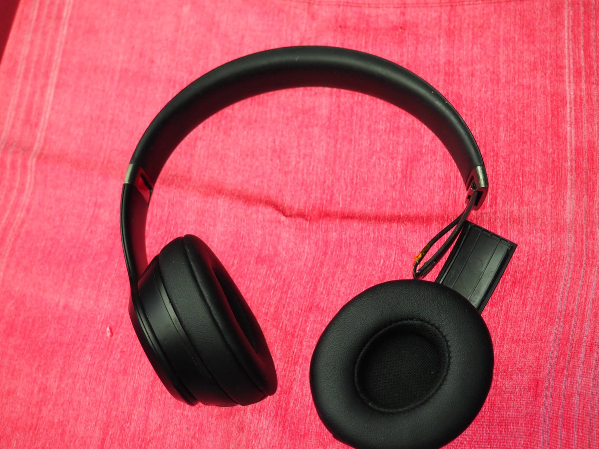 Beats Solo 4 Bluetooth Headphones & Working But Damaged