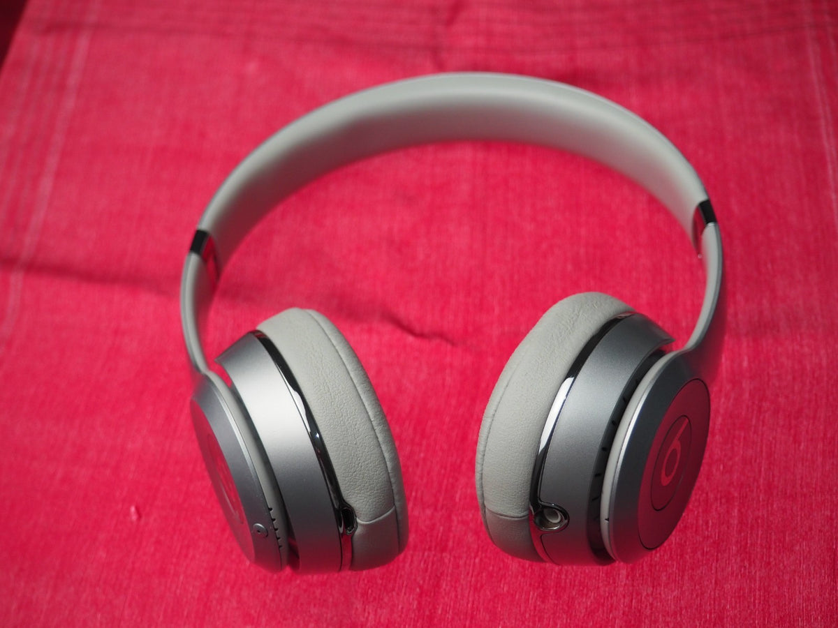 Beats Solo 3 Silver Bluetooth Headphones & NOT Working