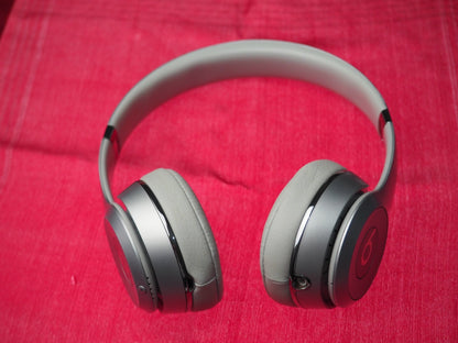 Beats Solo 3 Silver Bluetooth Headphones & NOT Working